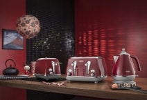 DeLonghi Icona Capitals Kettle Tokyo Red KBOC2001R hero image