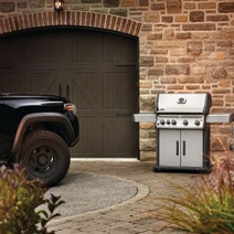 Napoleon Rogue SE 525 Natural Gas 4 Burner Grill with Infrared Side Burner RSE525RSIBPSS-1-AU hero image