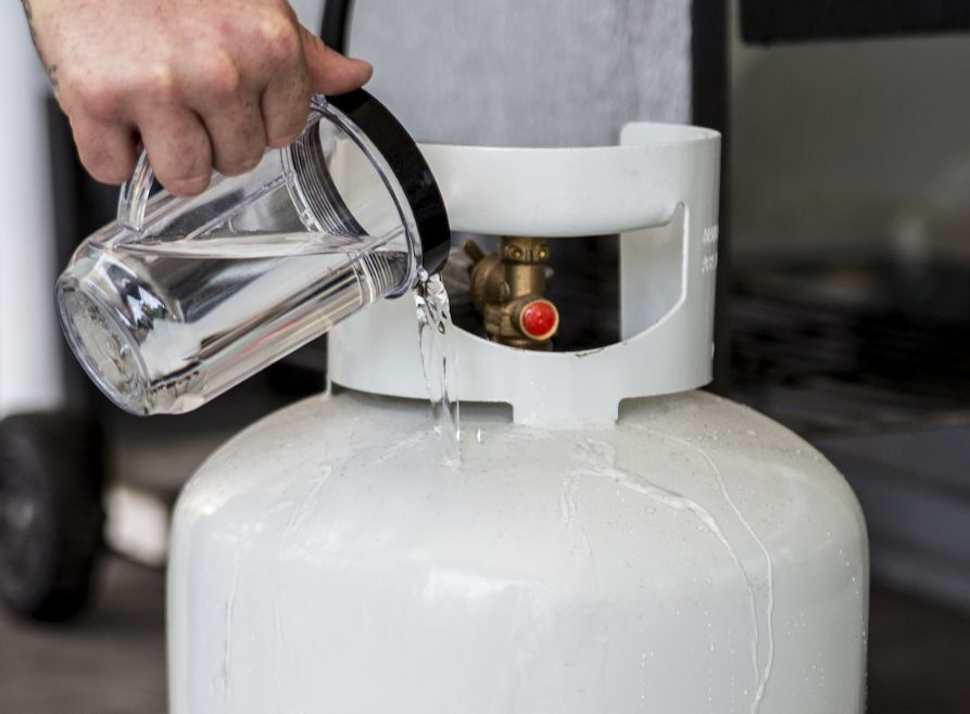 Pouring water on the edges of an LPG bottle can indicate how much gas is in it